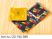 Презервативы Sico лежат на столе (2016 год). Редакционное фото, фотограф Сергей Дубров / Фотобанк Лори