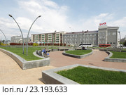 Казань, привокзальная площадь и дома на улице Бурхана Шахиди (2016 год). Редакционное фото, фотограф Дмитрий Неумоин / Фотобанк Лори