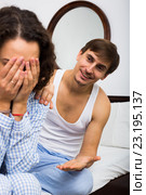 Smiling husband trying to reconcile with wife. Стоковое фото, фотограф Яков Филимонов / Фотобанк Лори