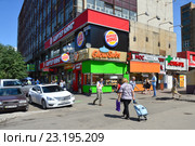 Ресторан быстрого обслуживания "Бургер Кинг", сетевой ресторан GlowSubs Sandwiches, "Мосаптека", ломбард на первом этаже дома. Улица Измайловский Вал, 2. Район Соколиная гора. Москва (2016 год). Редакционное фото, фотограф lana1501 / Фотобанк Лори