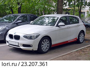 Каршеринг. Автомобиль BMW 116i сервиса поминутной аренды автомобиля Anytimecar в Москве (2016 год). Редакционное фото, фотограф Александр Замараев / Фотобанк Лори