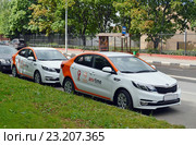 Каршеринг. Автомобили Kia Rio сервиса поминутной аренды автомобиля Anytimecar в Москве (2016 год). Редакционное фото, фотограф Александр Замараев / Фотобанк Лори