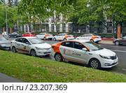 Каршеринг. Автомобили Kia Rio сервиса поминутной аренды автомобиля Anytimecar в Москве (2016 год). Редакционное фото, фотограф Александр Замараев / Фотобанк Лори