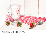 Кефир с клубникой. Вкусное полезное лакомство. Стоковое фото, фотограф Наталья Осипова / Фотобанк Лори