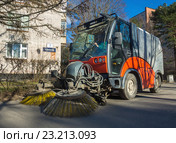 Уборка улицы с помощью субкомпактной подметально уборочной машины (2016 год). Редакционное фото, фотограф Вячеслав Палес / Фотобанк Лори