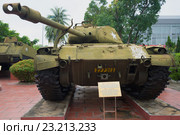 Легкий танк M41 "Уокер Бульдог" с развернутой башней в музее 5-ой милитаризованной зоны. Вид с моторно-трансмиссионого отсека. Дананг, Вьетнам (2016 год). Редакционное фото, фотограф Виктор Карасев / Фотобанк Лори