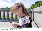 Портрет девочки с сотовым телефоном (2016 год). Стоковое фото, фотограф Илюхина Наталья / Фотобанк Лори