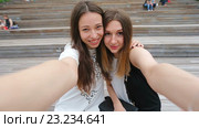 Две подруги делают селфи. Стоковое видео, видеограф Дмитрий Травников / Фотобанк Лори