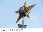 Звезда с серпом и молотом на шпиле здания Северного речного вокзала Московского речного пароходства в городе Москве, Россия (2016 год). Стоковое фото, фотограф Николай Винокуров / Фотобанк Лори