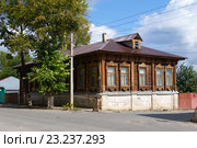 Старый деревянный дом. Елец (2015 год). Стоковое фото, фотограф Алексей Голубенко / Фотобанк Лори