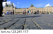 Люди идут по Красной площади в Москве (2016 год). Редакционное видео, видеограф Яна Королёва / Фотобанк Лори