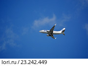 Boeing 737-500 (бортовой номер VQ-BAE) авиакомпании "ЮТэйр" на фоне облачного неба (2016 год). Редакционное фото, фотограф Александр Замараев / Фотобанк Лори