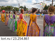 Финалистки конкурса  "Ивановская красавица" в разноцветных платьях участвуют в праздничных мероприятиях, посвященных Дню города, на площади Революции в центре города Иваново, Россия (2016 год). Редакционное фото, фотограф Николай Винокуров / Фотобанк Лори