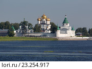 Вид на православный Свято-Троицкий Ипатьевский монастырь с устья реки Костромы, Золотое кольцо России (2016 год). Стоковое фото, фотограф Николай Винокуров / Фотобанк Лори
