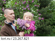 Папа с маленькой дочкой на руках в весеннем саду. Стоковое фото, фотограф Лощенов Владимир / Фотобанк Лори