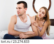 Girl supporting frustraited boyfriend. Стоковое фото, фотограф Яков Филимонов / Фотобанк Лори