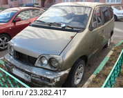 Брошенный автомобиль ВАЗ-2120 "Надежда" (2016 год). Редакционное фото, фотограф Данила Васильев / Фотобанк Лори