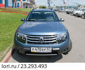 Орёл, Россия - 23 июня 2016: Вид спереди на синий легковой автомобиль Renault Duster, припаркованный возле бизнес-центра "Гринн" Редакционное фото, фотограф Игорь Травкин / Фотобанк Лори