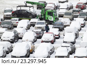 Москва, эвакуатор везёт легковой автомобиль на штраф стоянку в районе Рижской эстакады зимой (2016 год). Редакционное фото, фотограф Дмитрий Неумоин / Фотобанк Лори