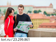 Молодая пара с кратой на улице европейского города. Стоковое фото, фотограф Дмитрий Травников / Фотобанк Лори