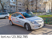 Каршеринг. Водитель выходит из автомобиля сервиса поминутной аренды Anytime в Москве (2016 год). Редакционное фото, фотограф Ольга Шуклина / Фотобанк Лори
