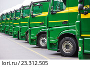 transporting freighting service lorry trucks in row. Стоковое фото, фотограф Дмитрий Калиновский / Фотобанк Лори