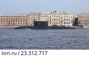 Дизель-электрическая многоцелевая подводная лодка «Краснодар» пришвартована на Неве для участия в параде в честь Дня ВМФ России (2016 год). Редакционное видео, видеограф Сергей Дубров / Фотобанк Лори