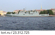 Сторожевой корабль «Адмирал Эссен» пришвартован на Неве у здания Адмиралтейства для участия в параде в честь дня ВМФ России (2016 год). Редакционное видео, видеограф Сергей Дубров / Фотобанк Лори