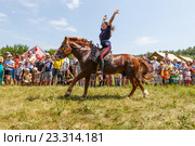 Девочка казачка скачет на лошади (2016 год). Редакционное фото, фотограф Акиньшин Владимир / Фотобанк Лори