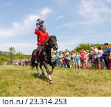 Казак с казачкой скачет на лошади (2016 год). Редакционное фото, фотограф Акиньшин Владимир / Фотобанк Лори