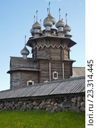 Карелия. Остров Кижи. Вид на Церковь Покрова Богородицы и церковь Преображения Господня (2016 год). Редакционное фото, фотограф Вячеслав Воробьёв / Фотобанк Лори