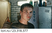 Портрет автомеханика в автосервисе. Стоковое видео, видеограф Константин Шишкин / Фотобанк Лори