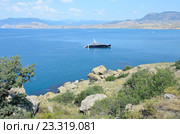 Яхта Kiss в одной из бухт полуострова Меганом в Крыму. Редакционное фото, фотограф Овчинникова Ирина / Фотобанк Лори