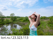 Девушка положила руки на лоб и медитирует на фоне водного пейзажа. Стоковое фото, фотограф Катерина Белякина / Фотобанк Лори