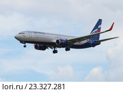 Самолет Boeing 737-8LJ "М. Щепкин" (VQ-BWE) компании Аэрофлот в  облачном небе (2016 год). Редакционное фото, фотограф Виктор Карасев / Фотобанк Лори