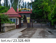 Центральный вход Алуштинского санатория, город Алушта, Крым (2016 год). Стоковое фото, фотограф Вячеслав Палес / Фотобанк Лори
