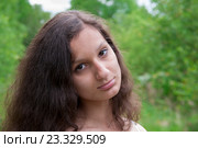 Портрет девушки с карими глазами на зеленом фоне. Стоковое фото, фотограф Катерина Белякина / Фотобанк Лори