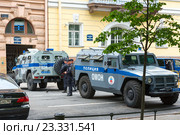 Бронированные полицейские автомобили "Тигр" заграждают проезд. Санкт-Петербург (2016 год). Редакционное фото, фотограф Александр Щепин / Фотобанк Лори