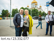 Певица Валерия и продюсер Иосиф Пригожин позируют на фоне храма Христа Спасителя. Москва, улица Волхонка, 14 (2016 год). Редакционное фото, фотограф Сергей Цепек / Фотобанк Лори