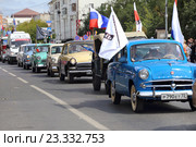 Кавалькада ретроавтомобилей советского автопрома. Город Тюмень (2016 год). Редакционное фото, фотограф Анатолий Матвейчук / Фотобанк Лори