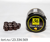 Продукция фирмы LOTTE шоколадные кубики Dream Cacao (2016 год). Редакционное фото, фотограф Покровский Артур / Фотобанк Лори