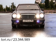 Mercedes-Benz W210 E240 (2016 год). Редакционное фото, фотограф Art Konovalov / Фотобанк Лори
