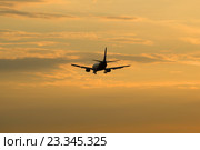 Самолет Boeing 737 (VP-BRG)  Nordavia Regional Airlines улетает в вечернее небо (2016 год). Редакционное фото, фотограф Виктор Карасев / Фотобанк Лори
