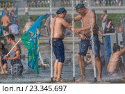 Десантники традиционно купаются в фонтане ЦПКиО имени Горького в День Воздушно-десантных войск в городе Москве, Россия (2016 год). Редакционное фото, фотограф Николай Винокуров / Фотобанк Лори