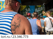 Десантники слушают концерт в ЦПКиО имени Горького в День Воздушно-десантных войск в городе Москве, Россия (2016 год). Редакционное фото, фотограф Николай Винокуров / Фотобанк Лори