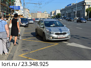 Люди на остановке. Автомобиль остановился на месте остановки общественного транспорта. Зубовский бульвар. Район Хамовники. Москва (2016 год). Редакционное фото, фотограф lana1501 / Фотобанк Лори