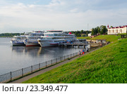 Круизные теплоходы "Георгий Жуков", "Александр Бенуа", "Василий Чапаев" на речном причале в Угличе, Россия (2016 год). Редакционное фото, фотограф Ольга Коцюба / Фотобанк Лори