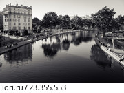 Канал Сен-Мартен, Париж, Франция (2016 год). Редакционное фото, фотограф Илья Бесхлебный / Фотобанк Лори