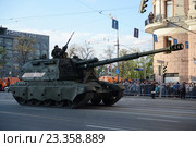 Репетиция парада в честь Дня Победы в Москве. Сбор военной техники на Тверской улице для прохождения по Красной площади. 2С19 Мста-С (по классификации НАТО - M1990 «Farm») - российская 152-мм дивизионная самоходная гаубица (2016 год). Редакционное фото, фотограф Free Wind / Фотобанк Лори