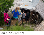 Туристы входят в пещеру "Геофизическая", плато Ай-Петри, Крым (2016 год). Редакционное фото, фотограф Вячеслав Палес / Фотобанк Лори